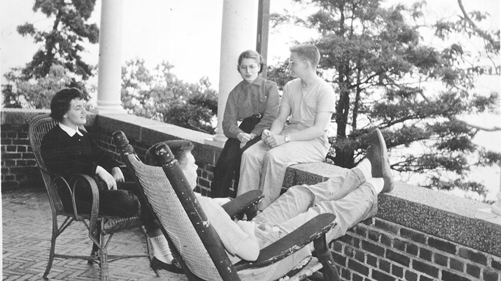 已确认个人的姓名：罗尔夫·巴特分类：夏季学生公海照片日期：1955注：露台上公海学生宿舍生活的三张照片中的一张。摇椅中的角色-箱号：P3 