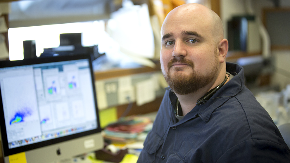 Jeremy Racine, Ph.D., develops new mouse model to further explore the connection between Type 1 diabetes and neuritis. 