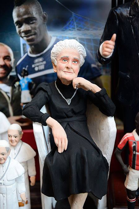 Una statuetta fatta a mano di Rita Levi-Montalcini al San Gregorio Armeno di Napoli, Italia.